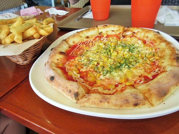 梅小路パークカフェのピザとポテト