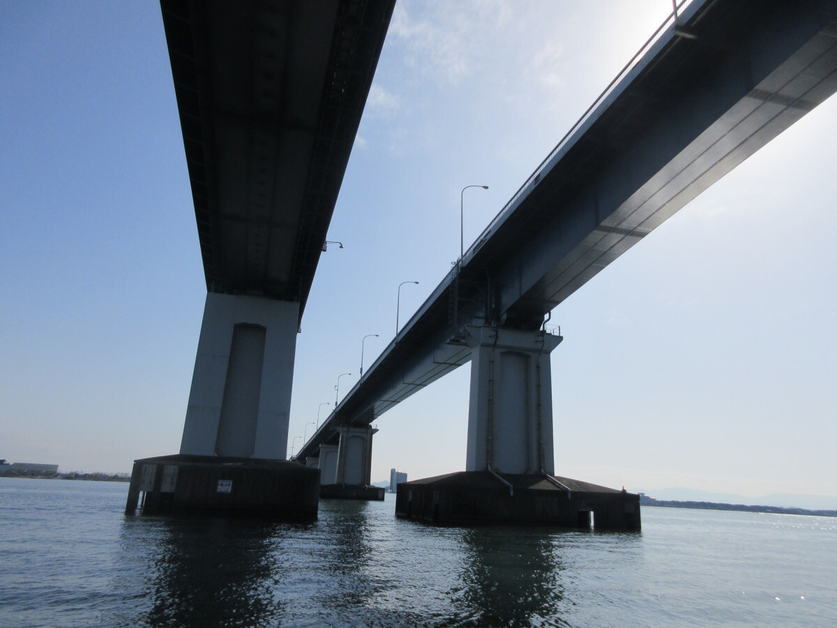 琵琶湖大橋の下