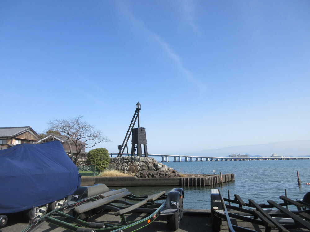 出島の灯台と琵琶湖大橋