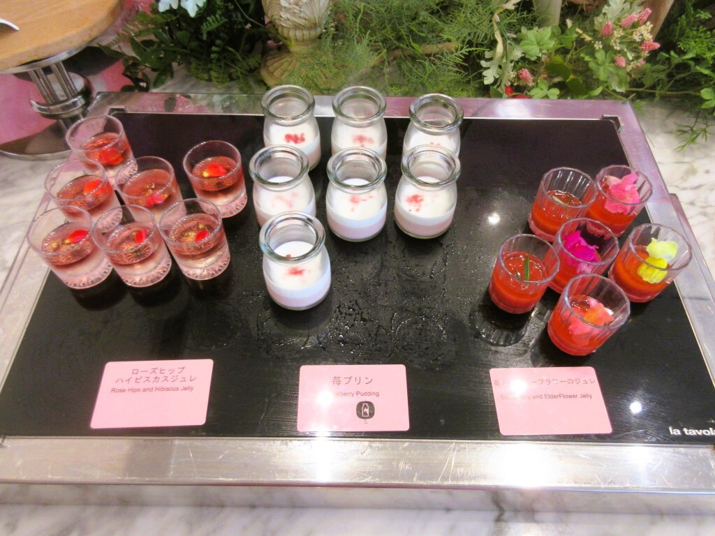 苺とエルダーフラワーのジュレ,苺とアーモンドミルクのムース,ローズヒップハイビスカスジュレ