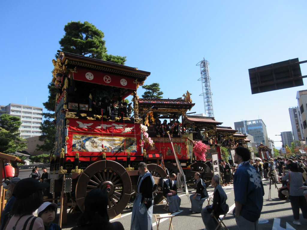 天孫神社前で整列する曳山