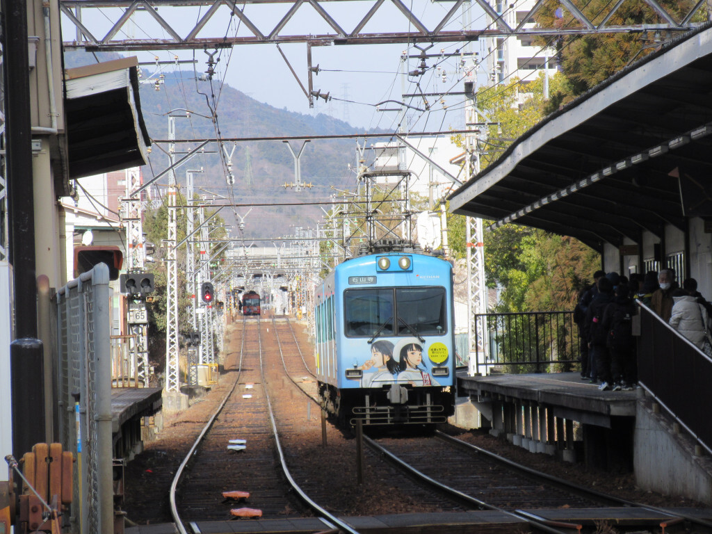 大津市役所前の成瀬ラッピング電車