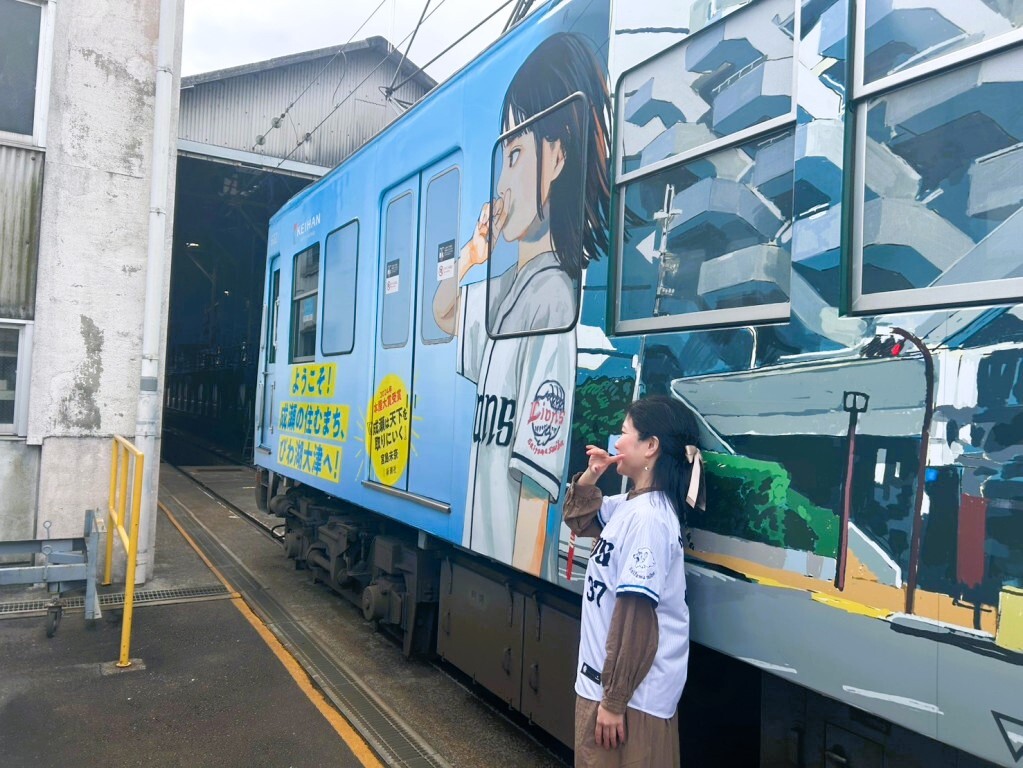 車庫の成瀬ラッピング電車