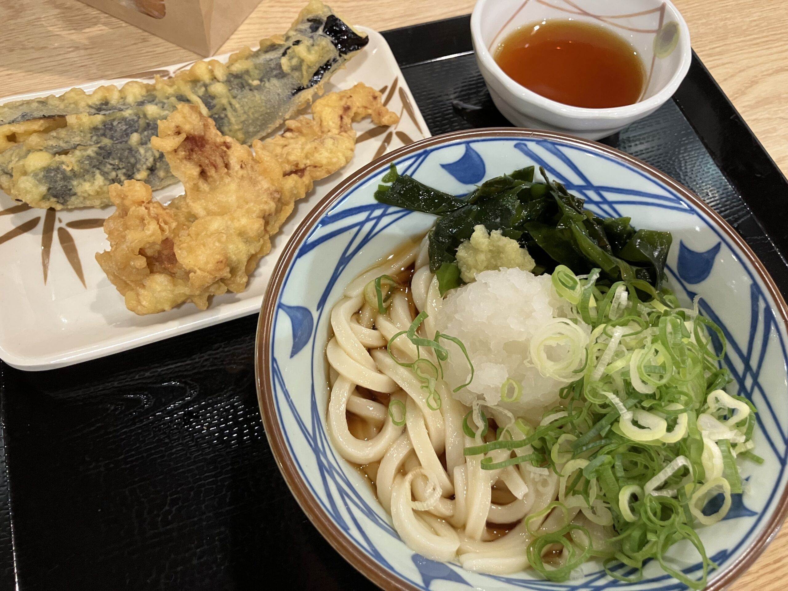丸亀製麺の冷やしぶっかけと天ぷら